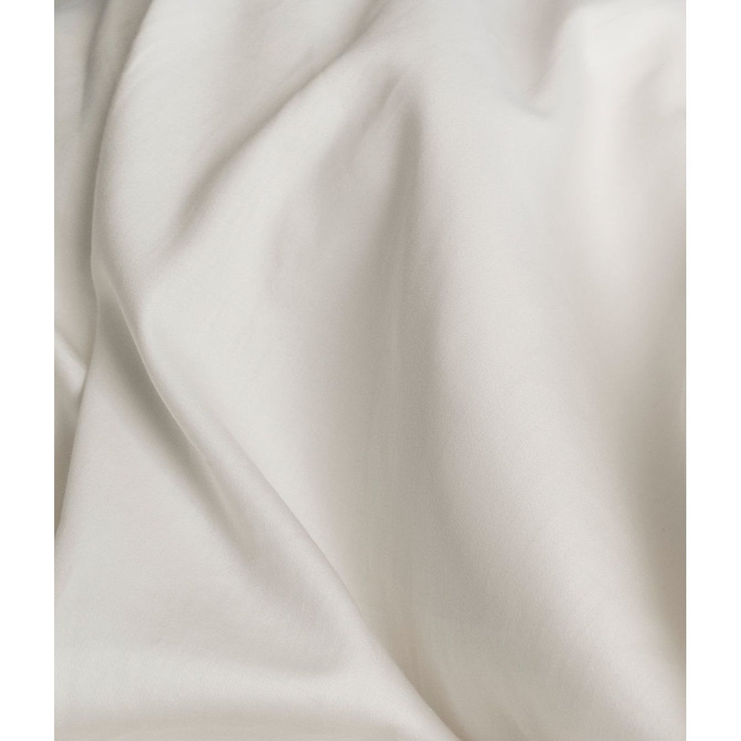 A close up of white cotton fabric [44422681886939, 45027099410651]