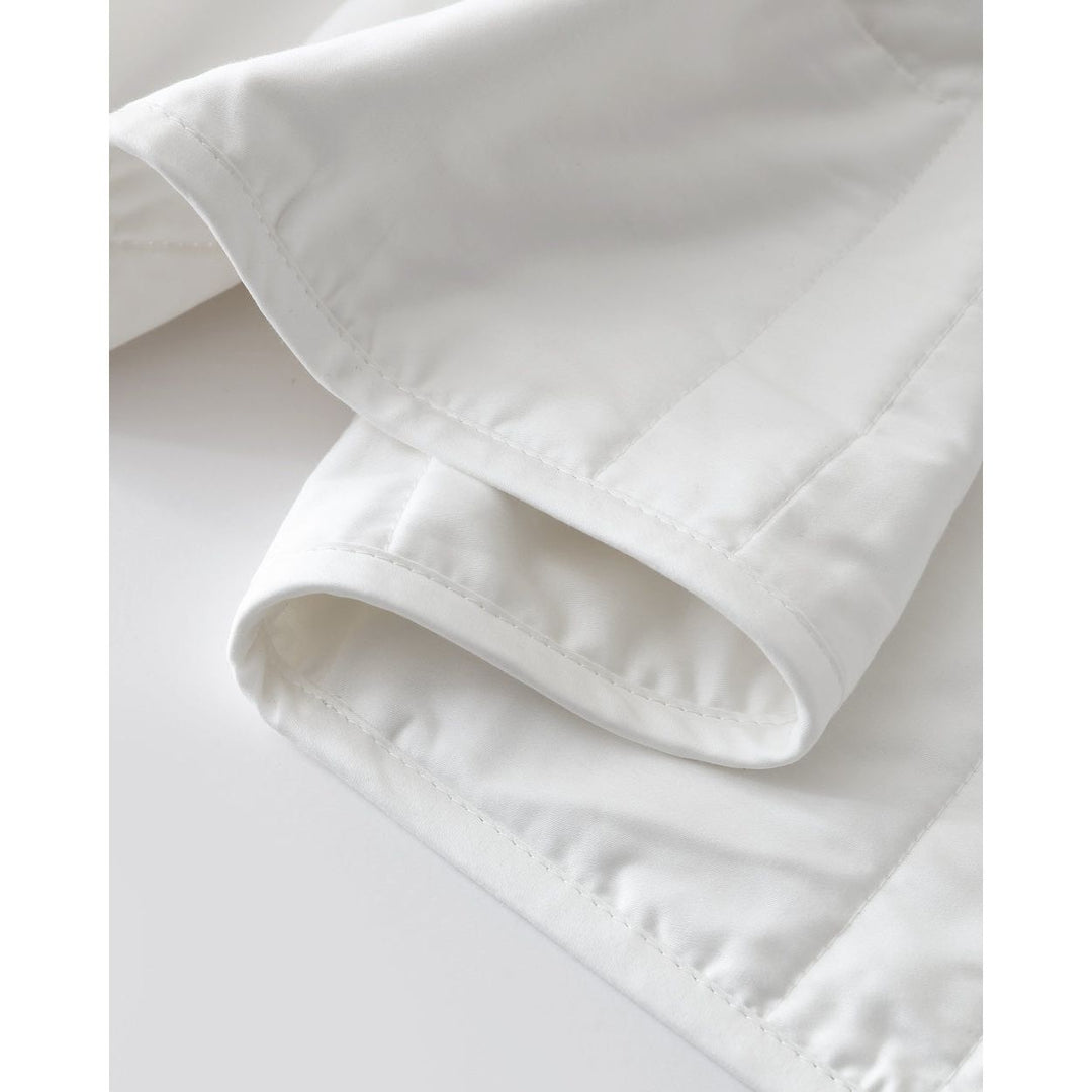 Detailed image of white weighted blanket [42934587621595, 45574417809627, 42934587883739, 46452819001563, 42934587850971, 46452818444507, 42934587818203, 45574417940699]