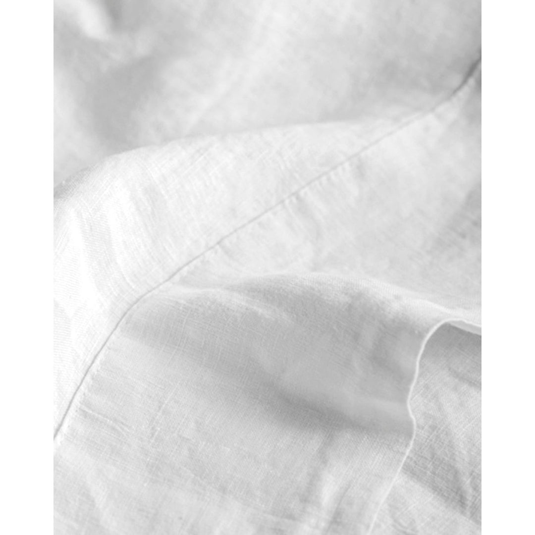 A closeup to see the texture of white linen. [32783549169744, 32783549366352]