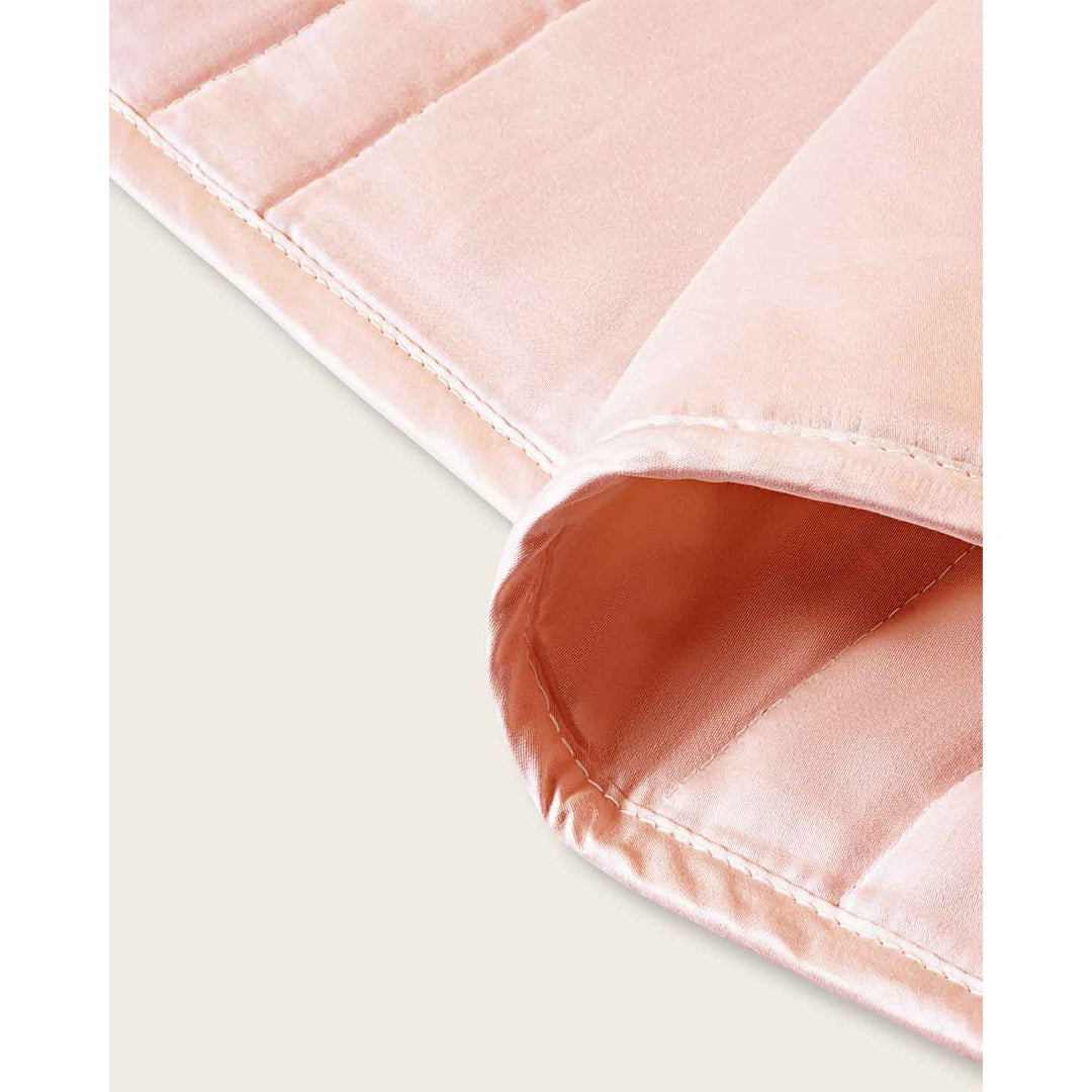 Detail shot of the pink weighted blanket fabric [44385363656923]